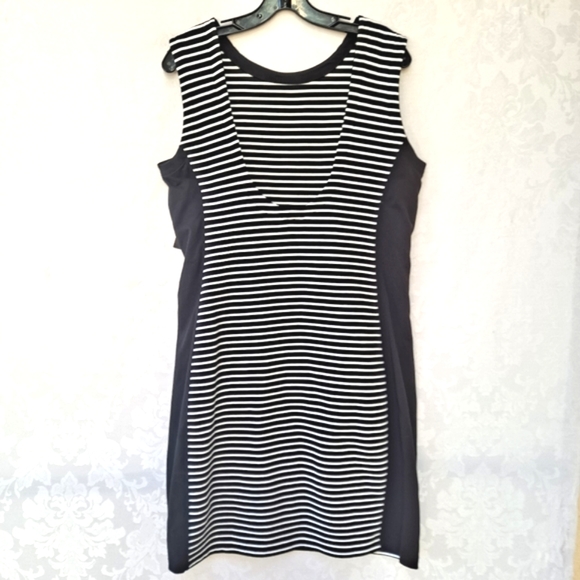 Athleta Mala Black White Scoop Back Sleeveless Tank Dress szL - Picture 8 of 10